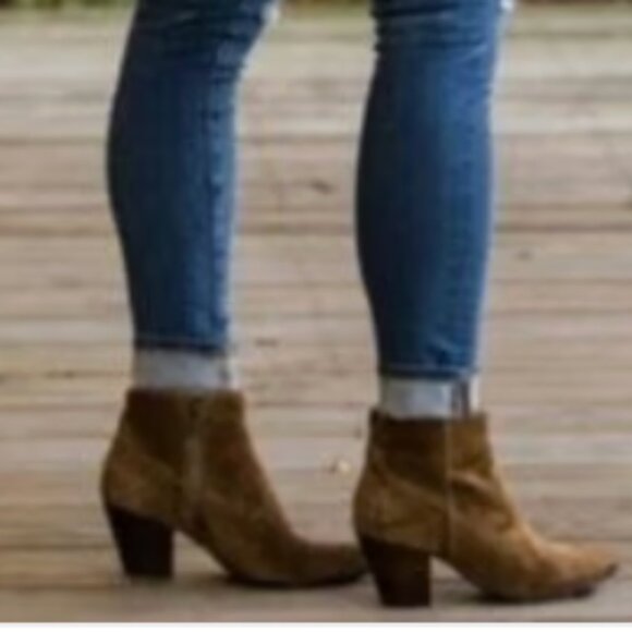 Frye Renee Seam Short ankle boots in brown oiled suede– Size 8.5M - Picture 2 of 8